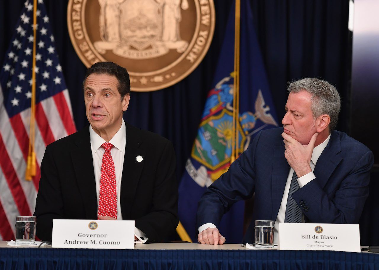 นายแอนดรูว์ คูโอโม ผู้ว่าการรัฐนิวยอร์ก (ซ้าย) และนาย บิล เดอ บลาซิโอ นายกเทศมนตรีนครนิวยอร์กซิตี้