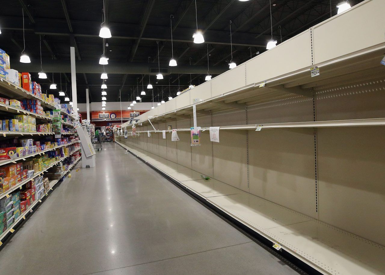 ชาวอเมริกันในเมืองเพลนวิว รัฐนิวยอร์ก เริ่มกักตุนผลิตภัณฑ์จำพวกกระดาษชำระจนสินค้าเกลี้ยงแผง