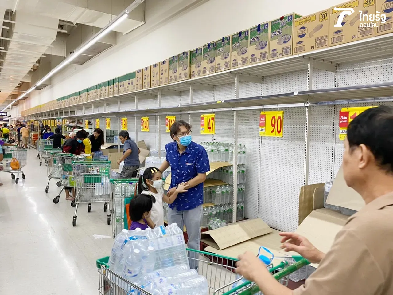 ห้างคนเพียบ คนจับจ่ายซื้อของใช้จำเป็น น้ำดื่ม ข้าวสาร ขายดี