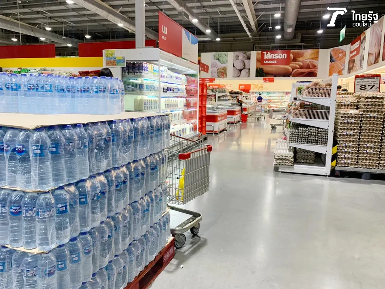 ห้างคนเพียบ คนจับจ่ายซื้อของใช้จำเป็น น้ำดื่ม ข้าวสาร ขายดี