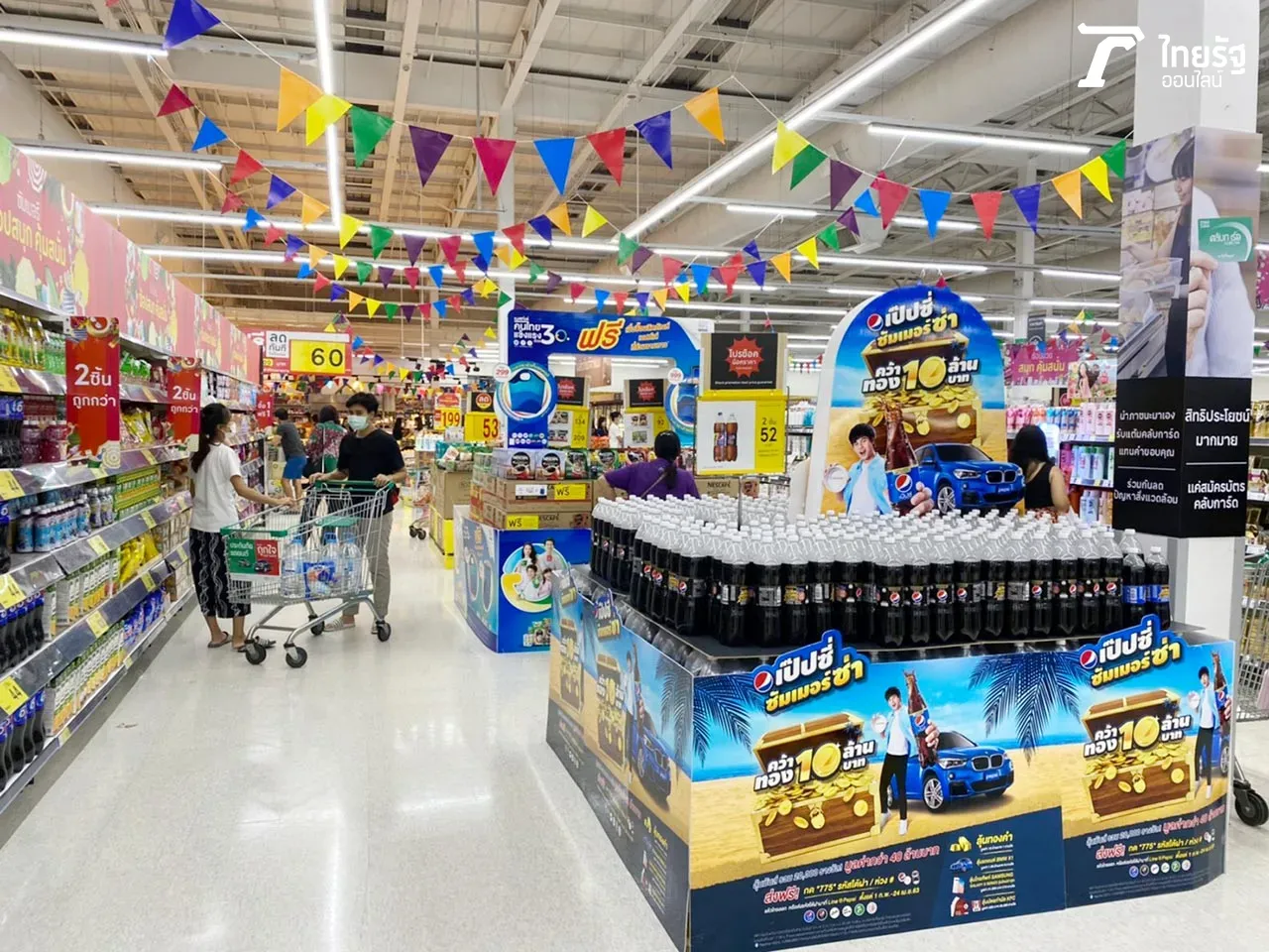 ห้างคนเพียบ คนจับจ่ายซื้อของใช้จำเป็น น้ำดื่ม ข้าวสาร ขายดี