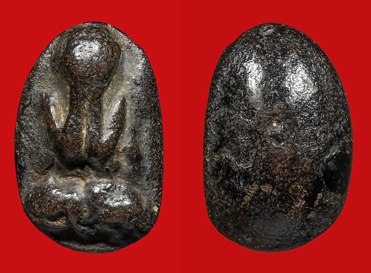 พระปิดตา พิมพ์ชะลูดใหญ่ เนื้อผงเคลือบรัก หลวงปู่ไข่ วัดเชิงเลน ของ ศิริพงษ์ วรอภิญญาภรณ์.