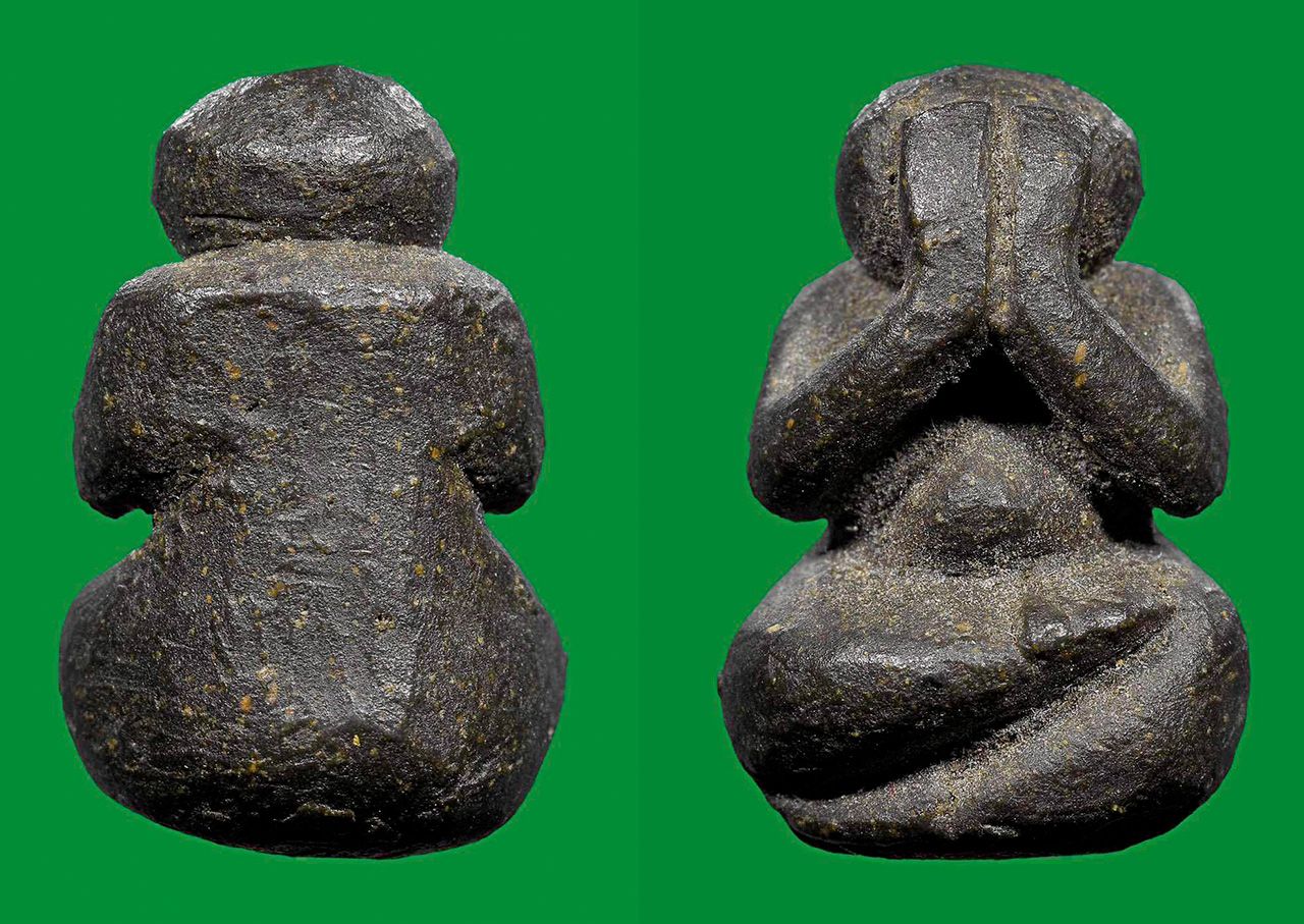 พระปิดตาพิมพ์ปั้น เนื้อผงคลุกรัก หลวงพ่อพริ้ง วัดบางปะกอก ๒๔๗๒ ของ แมน รัตนา.