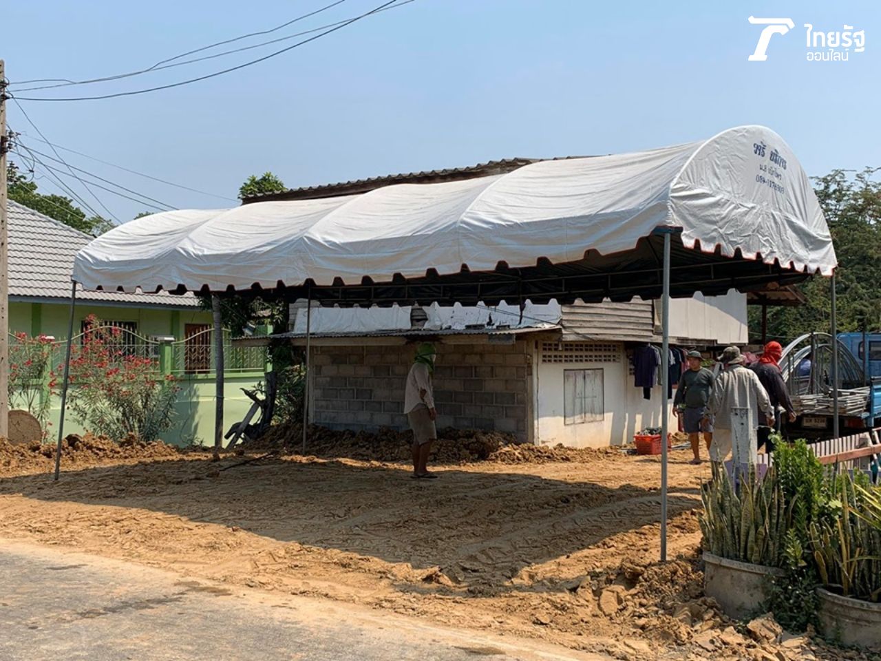 ชาวบ้านมาช่วยกันเตรียมสถานที่ เพื่อจัดงานสวดอภิธรรม