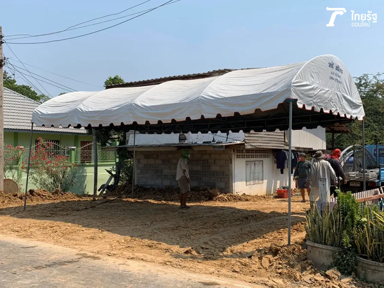 ชาวบ้านมาช่วยกันเตรียมสถานที่ เพื่อจัดงานสวดอภิธรรม
