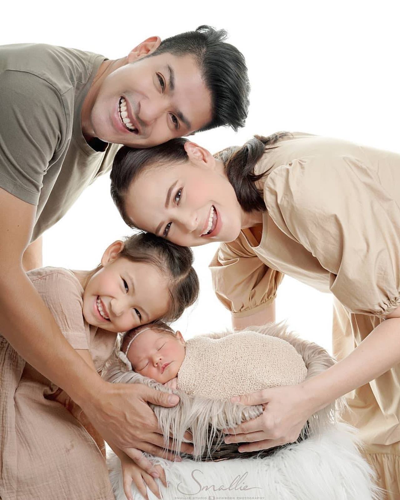 แอน-ภูริ และน้องริชา-น้องลิษา ลูกสาว ขอบคุณภาพจากไอจี @ann_laisuthruklai