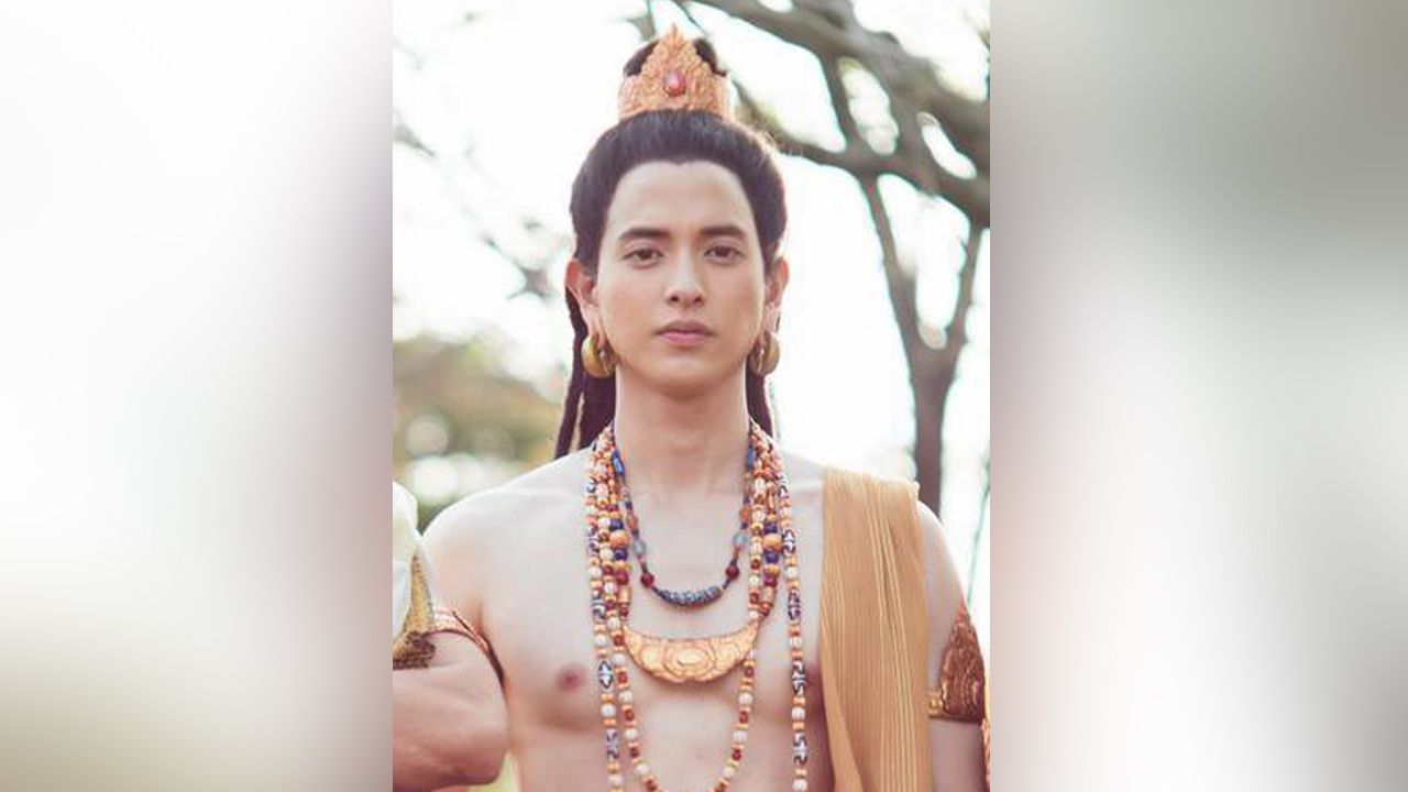 ฉากโดนน้ำมันพราย ใน “เล่ห์บรรพกาล” ช่อง 3 คอสตูม เจมส์-จิรายุ ใส่กางเกงสีขาว ช่วงร้อนรนเพราะโดนของ ถอดเสื้อโดดน้ำ สาวๆฝากชม เจริญตามาก (อิอิ)
