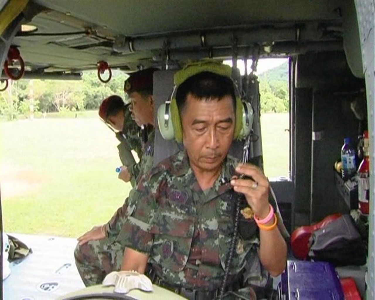 ภาพสุดท้าย....พล.ต.ตะวัน เรืองศรี ผบ.พล.ร.9 สั่งงานทางวิทยุบนเฮลิคอปเตอร์แบล็กฮอว์ก ก่อนบินขึ้นเข้าป่าแก่งกระจาน 