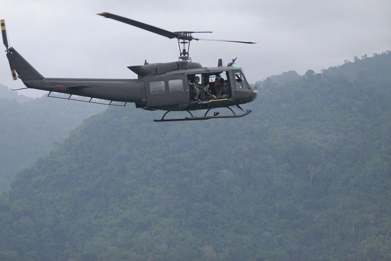 ภาพเฮลิคอปเตอร์ฮิวอี้บินเหนืออุทยานแห่งชาติแก่งกระจาน จ.เพชรบุรี