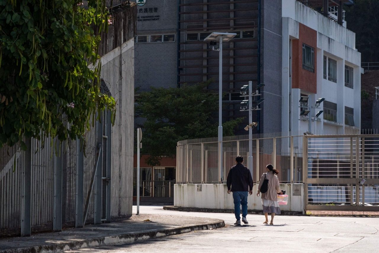 ชาวฮ่องกงจำต้องนำหนูแฮมสเตอร์ที่เลี้ยงไว้มายังศูนย์จัดการสัตว์ หลังทางการมีคำสั่งปลิดชีพหนูแฮมสเตอร์นับ 2,000 ตัว สกัดโควิด-19