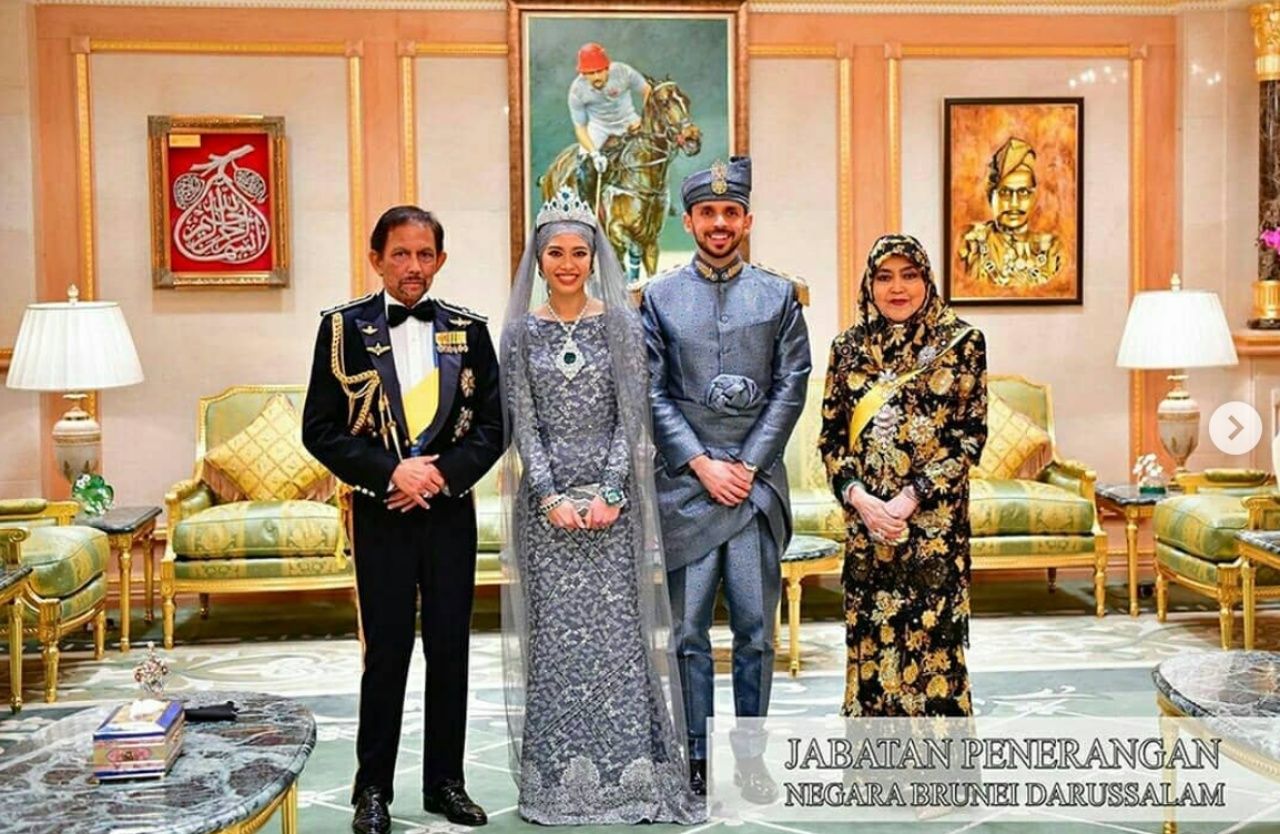กษัตริย์ฮัสซันนัล โบลเกียห์แห่งบรูไนทรงฉายพระรูปร่วมกับพระธิดา เจ้าหญิงฟัดซิลาห์ ในวันเสกสมรส