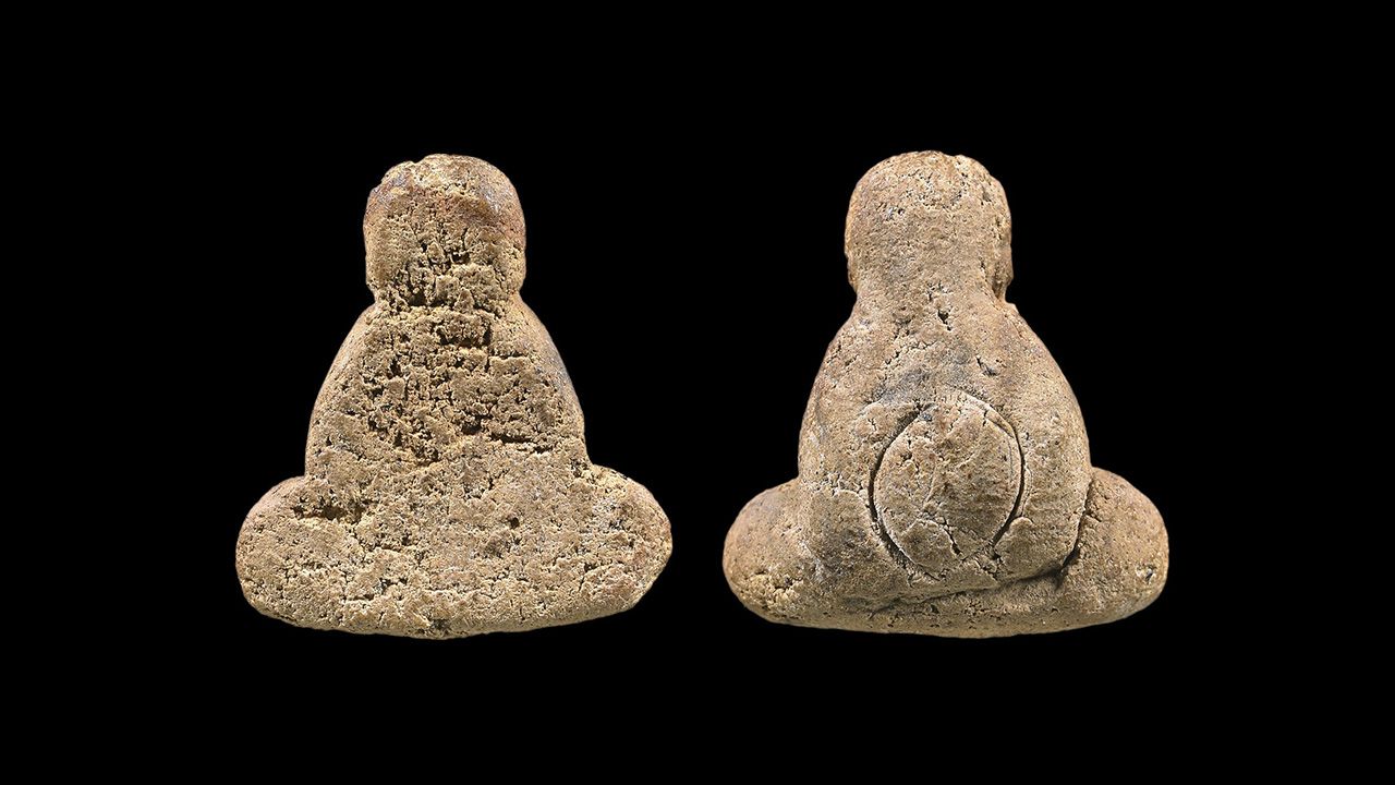 พระปิดตา พิมพ์สังกัจจายน์ (อุ้มท้อง) เนื้อผงพุทธคุณขาวเหลือง หลวงปู่ยิ้ม ของ หมู เมืองกาญจน์.