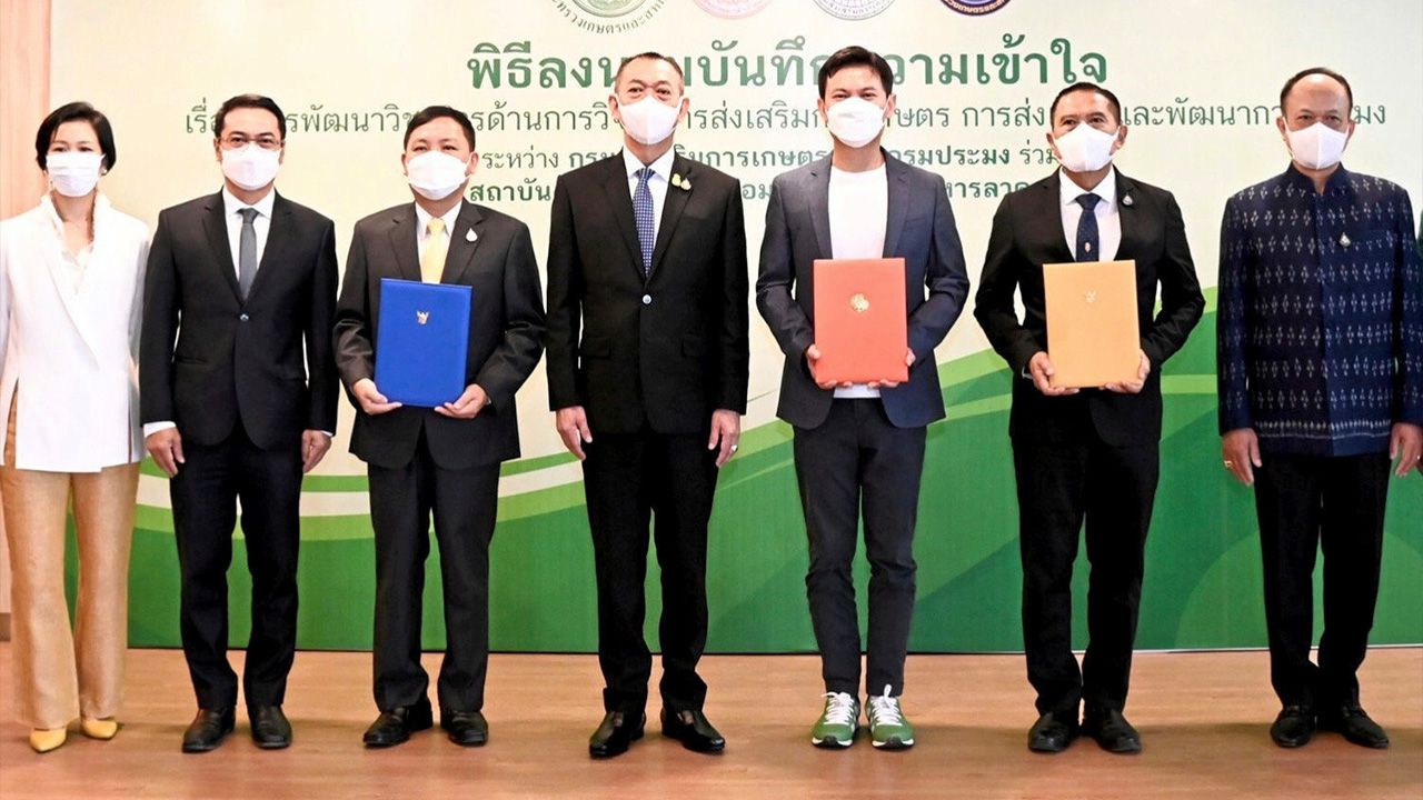 ร่วมลงนาม ดร.เฉลิมชัย ศรีอ่อน รมว.เกษตรและสหกรณ์ และ ศ.ดร.สุชัชวีร์ สุวรรณสวัสดิ์ อธิการบดี สจล. ลงนามความร่วมมือในด้านการพัฒนาวิชาการการวิจัยและการส่งเสริมการเกษตรและประมง โดยมี นราพัฒน์ แก้วทอง และ ดร.ทองเปลว กองจันทร์ มาร่วมในพิธีด้วย ที่ สจล. วันก่อน.