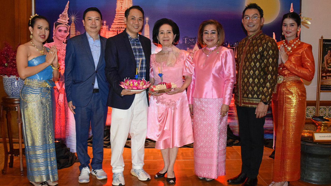 ประเพณี คุณหญิงทิพยวรรณ ตันตกิตติ์ เป็นประธานเปิดงาน “มนต์เสน่ห์แห่งวันลอยกระทง” โดยมี มณเฑียร ตันตกิตติ์, สิปปทัศน์ ทับสุวรรณ, ประยุทธ ตามธรรม, ปรางทอง ณ สงขลา และ ธนพร แสนนํ้าเที่ยง มาร่วมงานด้วย ที่ศาลาริมนํ้า รร.มณเฑียร ริเวอร์ไซด์ วันก่อน.