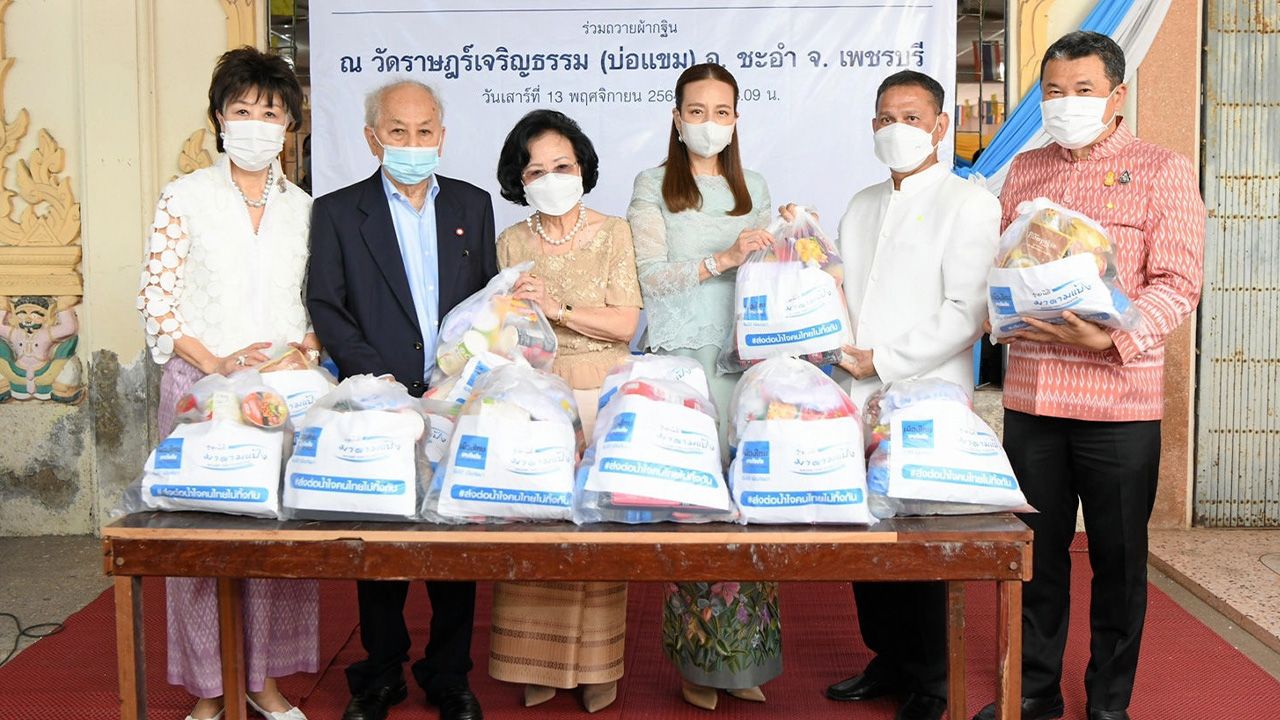 ถุงยังชีพ โพธิพงษ์-ยุพา ล่ำซำ และ นวลพรรณ ล่ำซำ มอบถุงยังชีพมูลนิธิมาดามแป้ง จำนวน 200 ชุด เพื่อช่วยเหลือประชาชนได้รับผลกระทบจากน้ำทะเลหนุนสูง โดยมี สุทธิพงษ์ จุลเจริญ และ ณัฐวุฒิ เพ็ชรพรหมศร เป็นผู้รับมอบ ที่วัดราษฎร์เจริญธรรม อ.ชะอำ จ.เพชรบุรี วันก่อน.