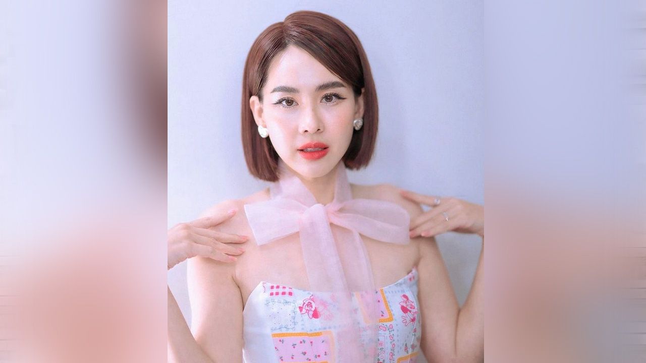 เห็นภาพ นุ้ย-สุจิรา โพสต์ในลุคผมสั้นหน้าแบ๊วๆชุดหวานๆ พร้อมเขียนแคปชัน “พอทำให้ไม้เรียวสั่นได้มั้ยคะ”...เอิ่ม ไม้เรียวน่ะไม่รู้ รู้แต่ว่า พ่อปอนด์ สั่นไปทั้งตัว เร่งให้ค่ำเร็วๆ.