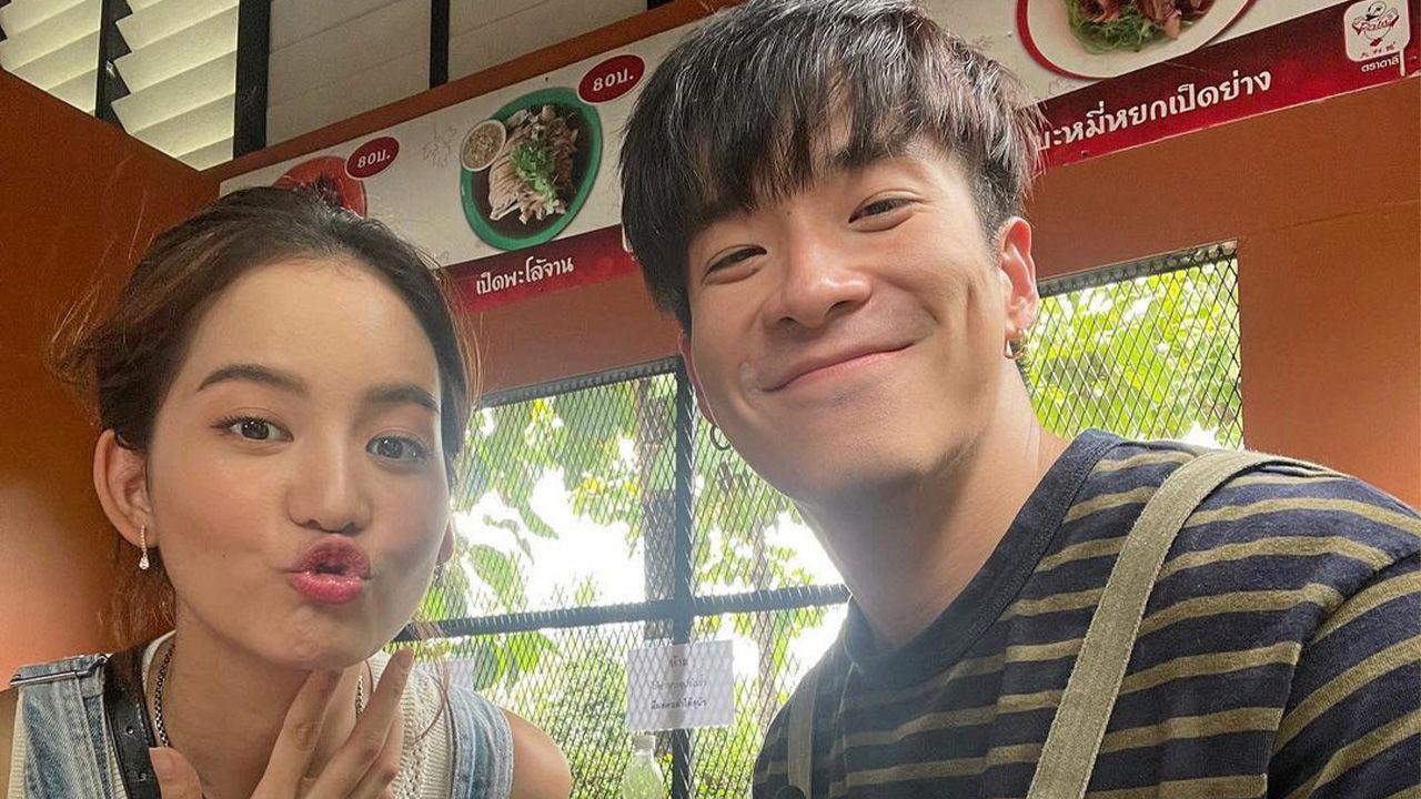 ตอบแล้วๆ สดใหม่ สาว โบว์-เมลดา ตอบคำถามกับ ไนน์เอ็นฯ ถึงข่าวลือเรื่องความสัมพันธ์กับ อาเล็ก–ธีรเดช โดยกล่าวยอมรับว่าคบๆ กันอยู่...เป็นผู้หญิงอกสามศอกจริงๆ.