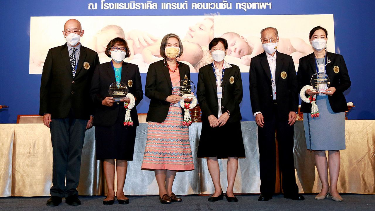 ปลื้มปีติ รศ.นพ.สรายุทธ สุภาพรรณชาติ ปธ.ชมรมเวชศาสตร์ทารกแรกเกิด จัดงาน “มุทิตาจิต 2564” ให้ ศ.ดร.วีณา จีระแพทย์, รศ.พญ.พิมล วงศ์ศิริเดช และ พว.รุ่งทิวา อัศวินานนท์ โดยมี ศ.พญ.พิมลรัตน์ ไทยธรรมยานนท์ มาร่วมงานด้วย ที่โรงแรมมิราเคิล แกรนด์ วันก่อน.