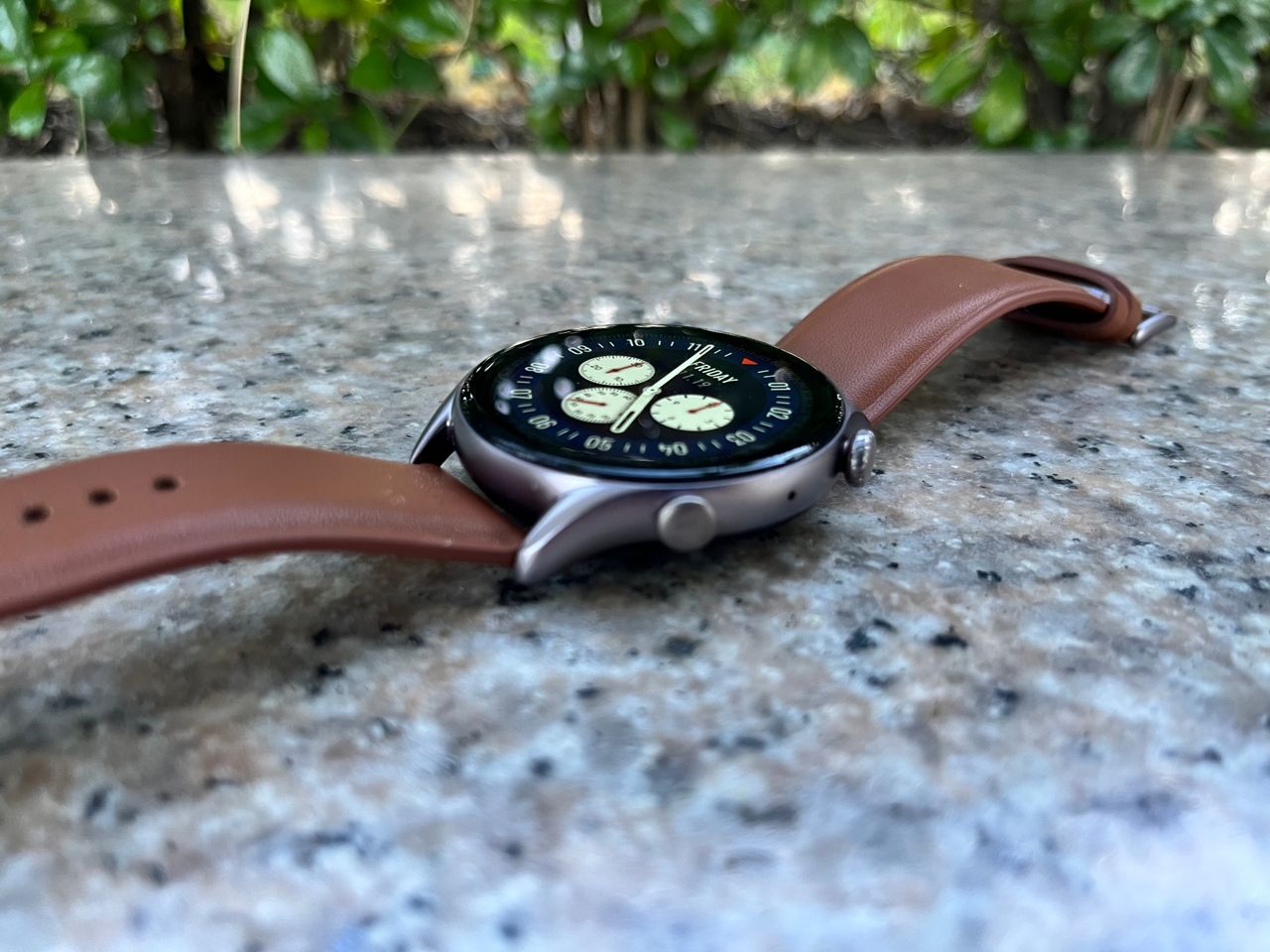 Digital crown สองจุดบริเวณ 2 นาฬิกา และ 4 นาฬิกา