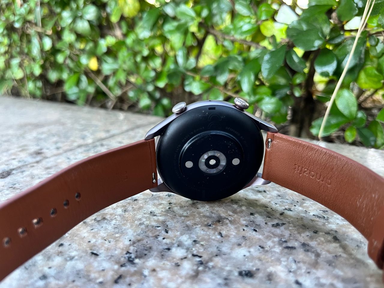 การออกแบบด้านหลังของนาฬิกา น่าผิดหวังเล็กน้อย