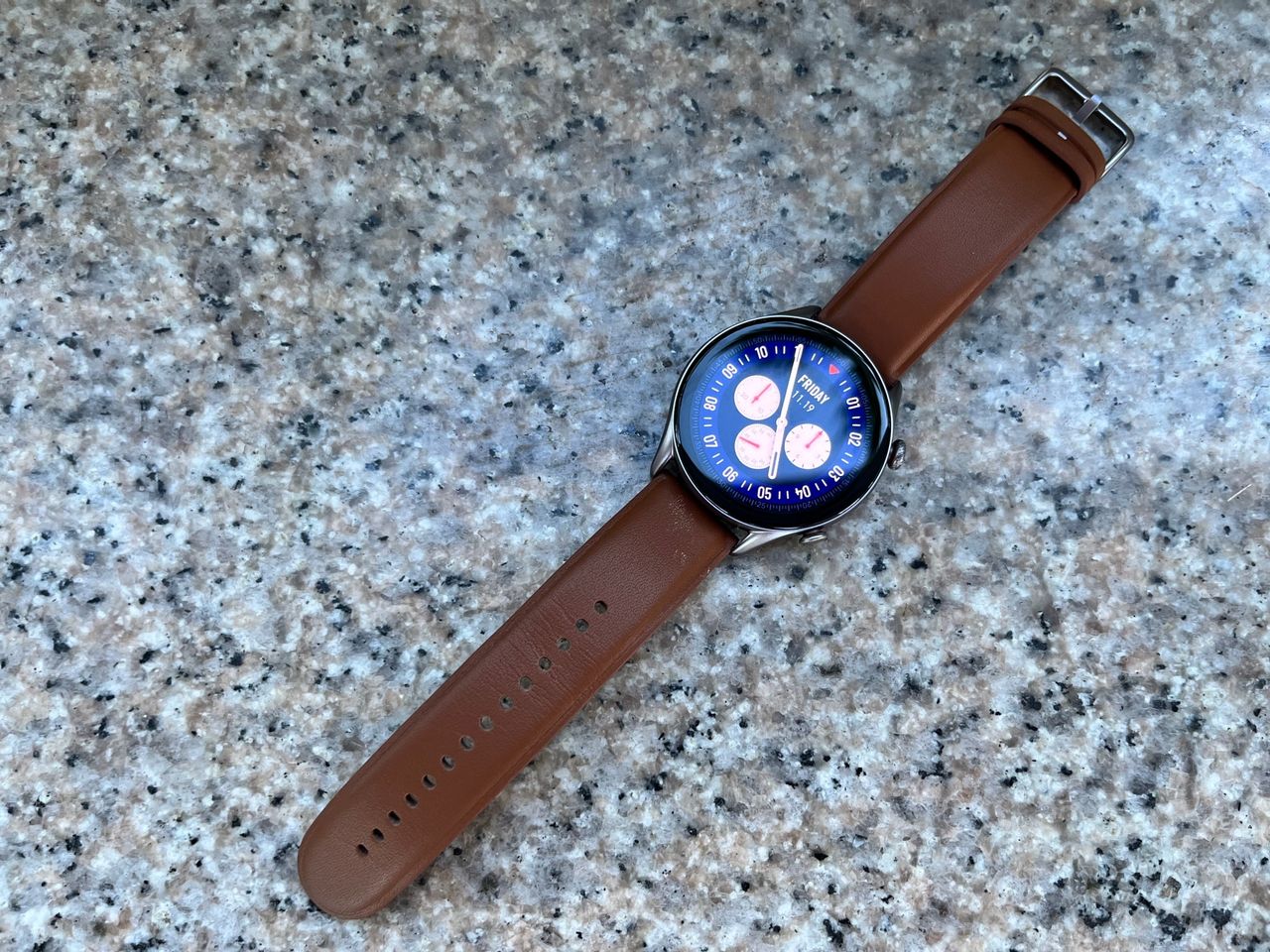 GTR 3 Pro ใช้สายหนัง แต่ก็ไม่เหมาะกับการออกกำลังกาย โดยเฉพาะการว่ายน้ำ