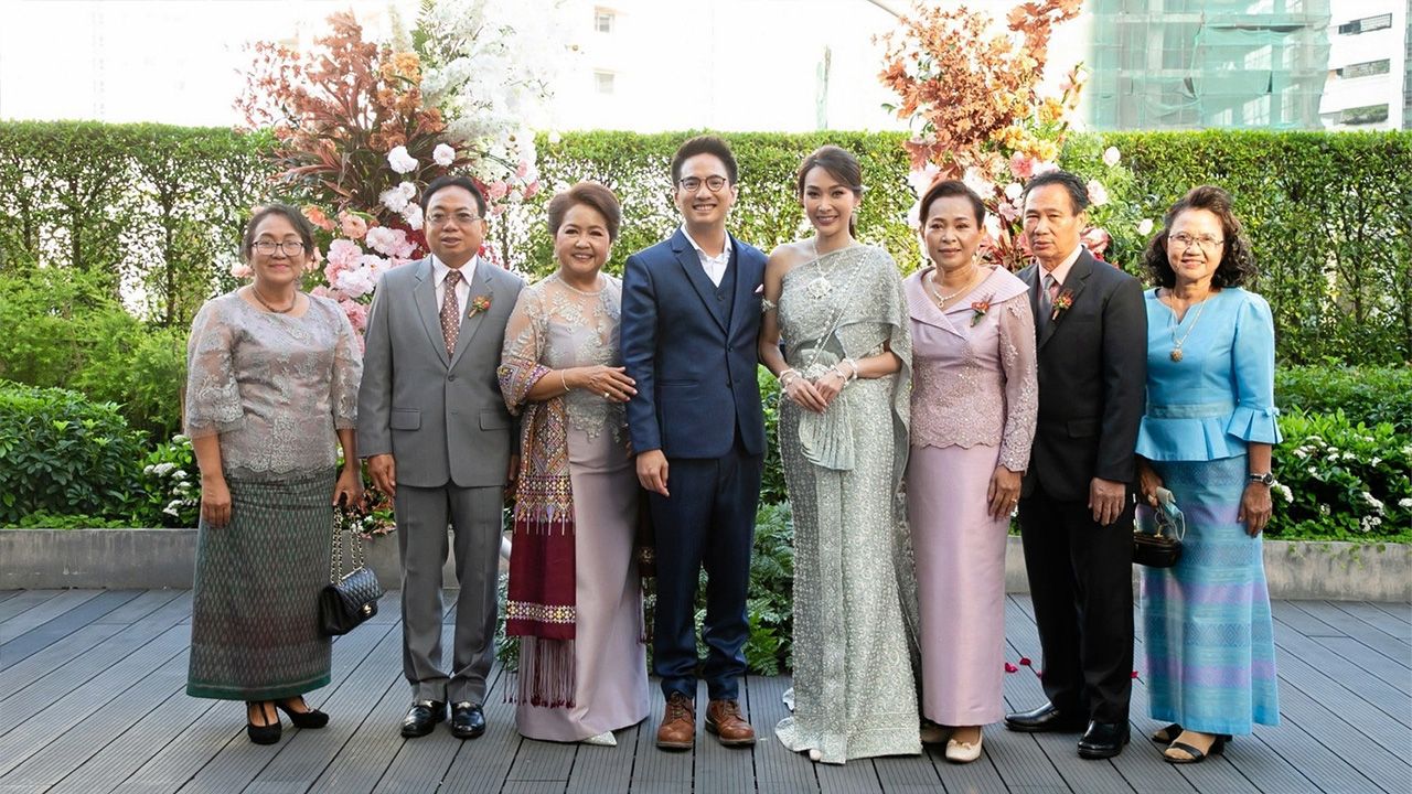 วิวาห์หวาน - หรินทร์ สุธรรมจรัส (ดิม แทททูคัลเลอร์) เจ้าบ่าวป้ายแดง ควง กวาง–กวิสรา ภัทรหิรัญ เจ้าสาวคนสวย เข้าพิธีมงคลสมรส หลังคบหาดูใจมานานถึง 10 ปี โดยมีครอบครัวและญาติสนิทมิตรสหายมาร่วมอวยพรอย่างอบอุ่น ที่โรงแรมแบงค็อก แมริออท มาร์คีส์ ควีนส์ปาร์ค วันก่อน.