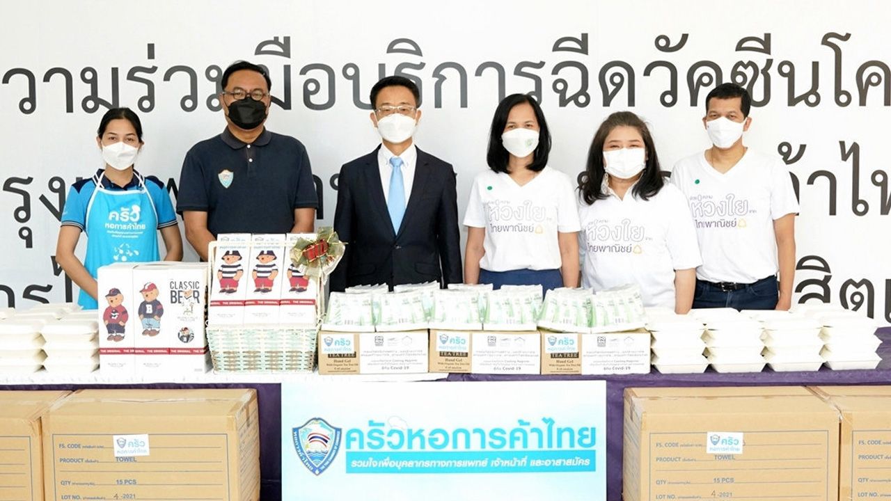 ฉีดวัคซีน อภิพันธ์ เจริญอนุสรณ์ ผจก.ใหญ่ ธ.ไทยพาณิชย์ ให้การตอนรับ วิศิษฐ์ ลิ้มลือชา ในโอกาสมาให้กำลังใจโครงการ “ครัวหอการค้าไทย” รวมใจเพื่อบุคลากรทางการแพทย์เจ้าหน้าที่และอาสาสมัคร พร้อมมอบอาหารกลางวันและของที่ระลึก ที่ธนาคารไทยพาณิชย์ สนง.ใหญ่ วันก่อน.