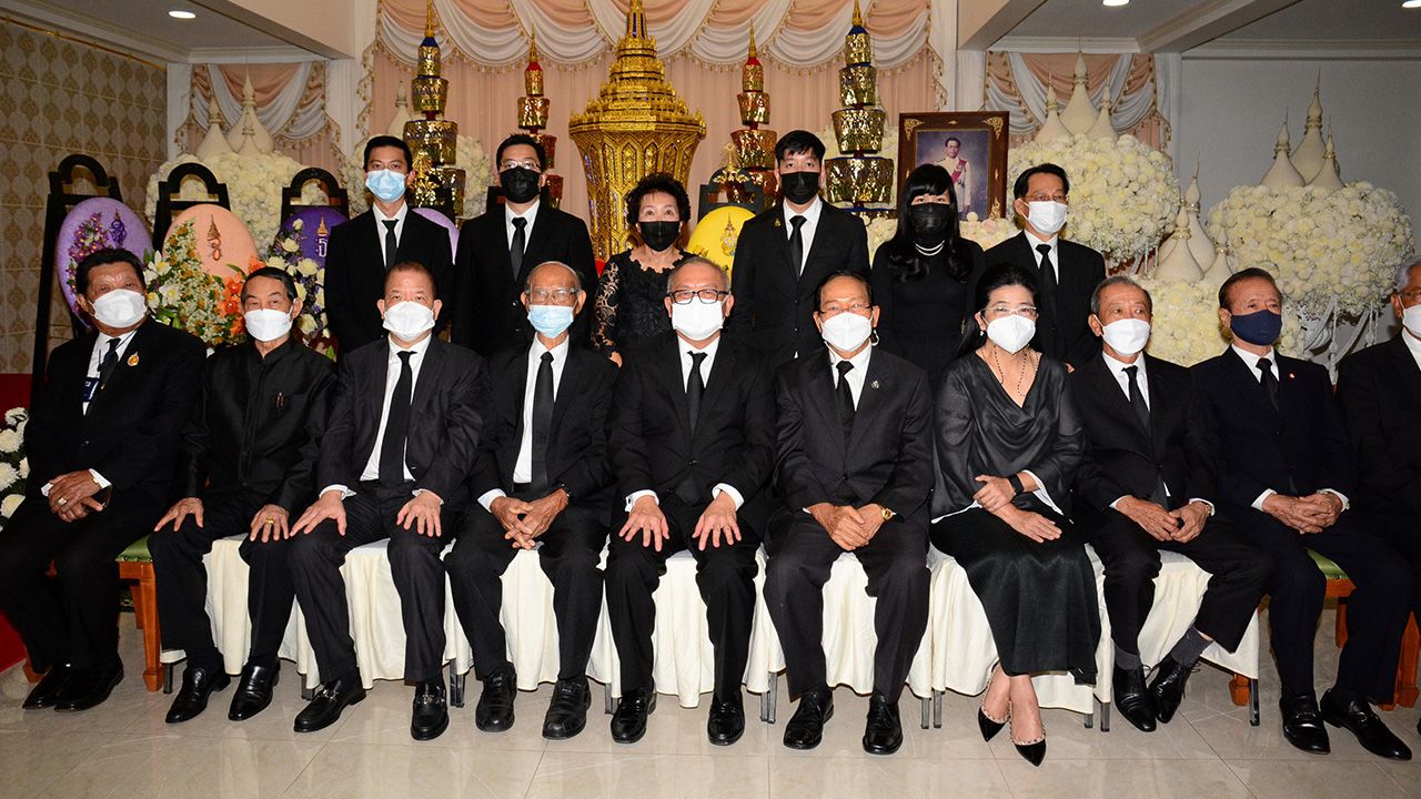 ปลายทางชีวิต พล.อ.เชษฐา ฐานะจาโร, สุพัฒนพงษ์ พันธ์มีเชาว์, สมหมาย ภาษี, สมชัย ฤชุพันธุ์, คุณหญิงสุดารัตน์ เกยุราพันธุ์, พิชัย นริพทะพันธุ์ และ ปลิว ตรีวิศวเวทย์ มาร่วมในพิธีสวดพระอภิธรรมศพ ดร.วีรพงษ์ รามางกูร อดีตรองนายกรัฐมนตรี ที่วัดตรีทศเทพ วันก่อน.