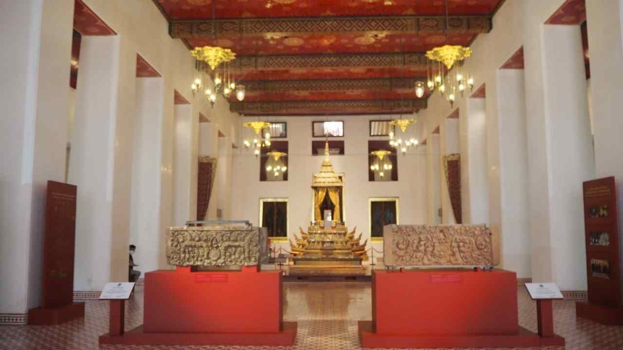 ทับหลังปราสาทหนองหงส์ และทับหลังปราสาทเขาโล้น จัดแสดง ณ พิพิธภัณฑสถานแห่งชาติ พระนคร