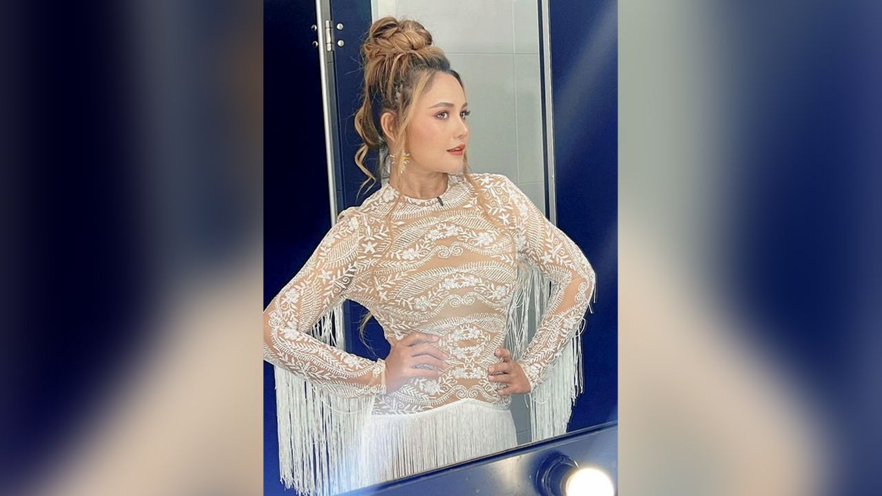 เผ็ชได้อีก ลูกทุ่งสาวฮอต ตั๊กแตน-ชลลดา ขอลุกขึ้นมาแซ่บสายฝอ หน้าผมเป๊ะปังในชุดลูกไม้ขาวซีทรูอวดทรวดทรงเอวบางแทบจำไม่ได้ ทำเอาเห็นแล้วอ้าปากค้างกันเป็นแถบ.