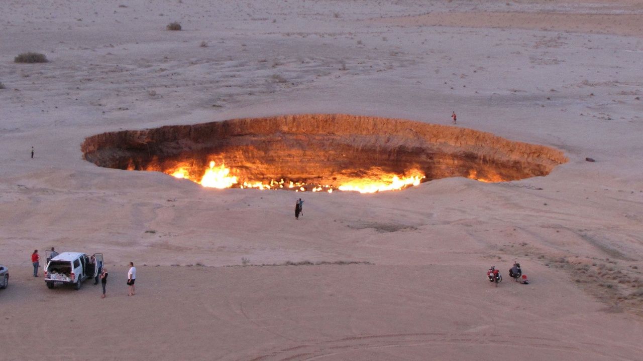 หลุมก๊าซดาร์วาซา กลางทะเลทรายคาร์ราคุม ในเติร์กเมนิสถาน ถูกเรียกขาน 'ประตูสู่นรก'