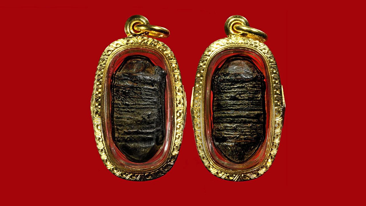 ตะกรุดไม้พ่อครู ขนาด เล็ก (จุกน้ำปลา) พันสายสิญจน์ หลวงปู่ภู วัดอินทรวิหาร ของ คำรณ สัยยะนิฐี.