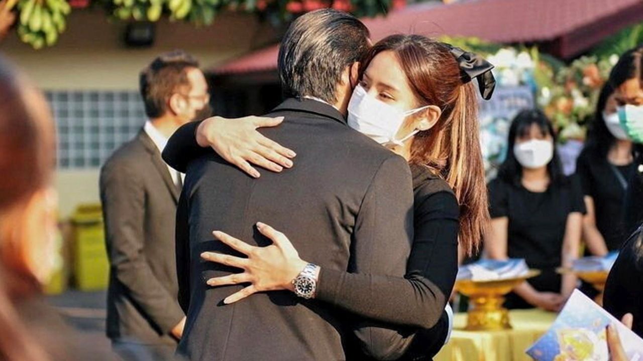 เป็นโมเมนต์ประทับใจที่ได้เห็น มะนาว-ศรศิลป์ ไปร่วมพิธีฌาปนกิจคุณพ่อของ ตอง-กวินท์ และยังกอดให้กำลังใจกันอีกด้วย!... ภาพนี้บอกให้รู้ ถึงจะ รักร้าง ก็ใช่ว่าจะ เลิกรัก.