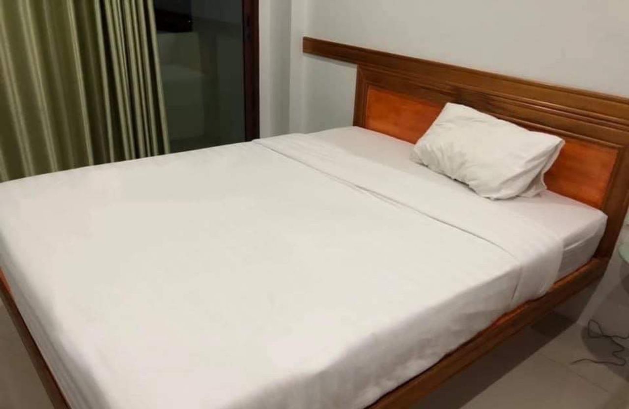 ตอนแรกไม่มีรอยเท้า แต่หลังจากออกมาจากห้องน้ำ กลับเจอรอยเท้าบนที่นอน