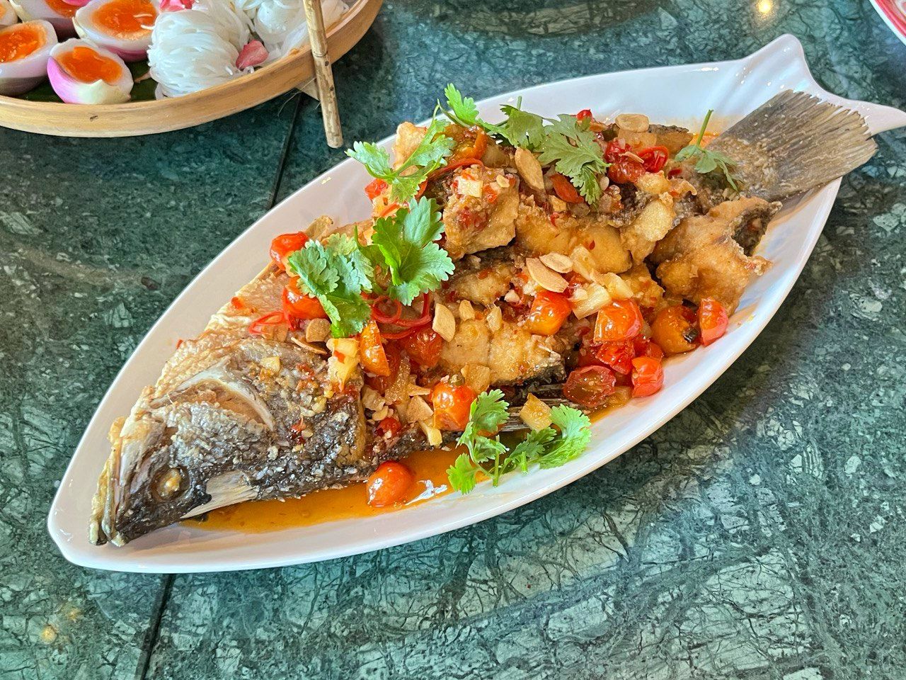 ปลากะพงราดซอสสามรส