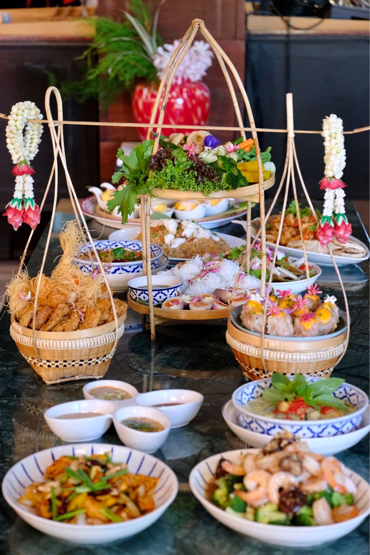 อาหารชุดเจริญรุ่งเรือง มีออเดิร์ฟให้เลือกอย่างทอดมันกุ้ง ขนมจีบหมูไข่เค็มทรงเครื่อง มีทีเด็ดคือเส้นหมี่ผัดน้ำพริกเผาเนื้อปู