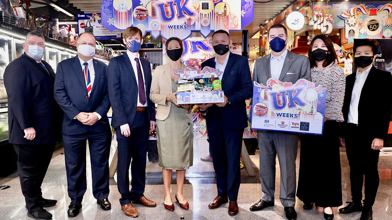 จากอังกฤษ อเล็กแซนดรา แมคเคนซี และ สเตฟาน คูม เปิดงาน “UK Weeks 2021” เทศกาลสินค้าและอาหารคุณภาพส่งตรงจากประเทศอังกฤษ จัดถึง 14 ธ.ค. โดยมี เอ็มมานูเอล คูรง, ซูซาน วอง และ อรินทร์ จันทมาศรักษา มาร่วมงานด้วย ที่เซ็นทรัล ชิดลม วันก่อน.