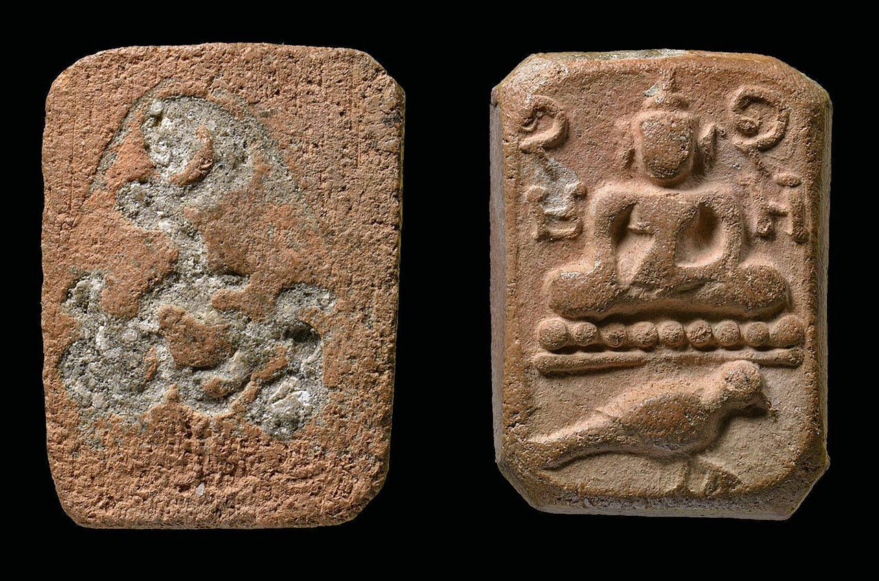 พระพิมพ์ทรงนกมารวิชัย หลังยันต์ มะ อะ อุ หลวงพ่อปาน วัดบางนมโค ของพิชย พิชยวัฒน์.