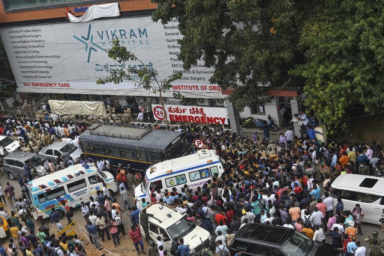 แฟนๆ จำนวนมากมาให้กำลังใจนายปูนีท ราชกุมาร ที่หน้าโรงพยาบาล หลังมีรายงานว่าเขาป่วยหนัก ก่อนจะมีการเปิดเผยข่าวร้ายในเวลาต่อมา