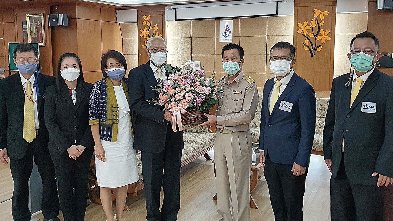 พบอธิบดี ระพี สุขยางค์ เลขาธิการสมาคมอุตสาหกรรมปูนซีเมนต์ไทย มอบกระเช้าดอกไม้แสดงความยินดีให้ วันชัย พนมชัย อธิบดีกรมโรงงานอุตสาหกรรม โดยมี ภัทราวรรณ สุขคันธรักษ์, สาวิตรี ผาตยานนท์ และ ศาณิต เกษสุวรรณ มาร่วมมอบด้วย ที่กรมโรงงานอุตสาหกรรมวันก่อน.