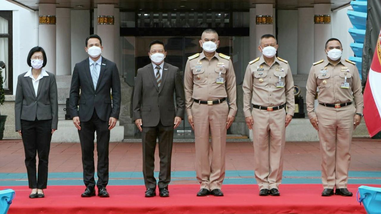 ช่วยน้ำท่วม พล.ร.อ.สมประสงค์ นิลสมัย ผบ.ทร. รับมอบเรือพายนวัตกรรมพลาสติกจำนวน 50 ลำ จาก ดร.คงกระพัน อินทรแจ้ง ประธาน บ.พีทีที โกลบอล เคมิคอล เพื่อนำไปช่วยเหลือผู้ประสบภัยน้ำท่วมในหลายพื้นที่บรรเทาความเดือดร้อนประชาชน ที่กองทัพเรือ วันก่อน.