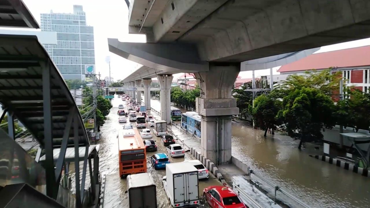 ถ.สุขุมวิท หน้าโรงเรียนนายเรือ : เฟซบุ๊ก UncleJack Luckchai