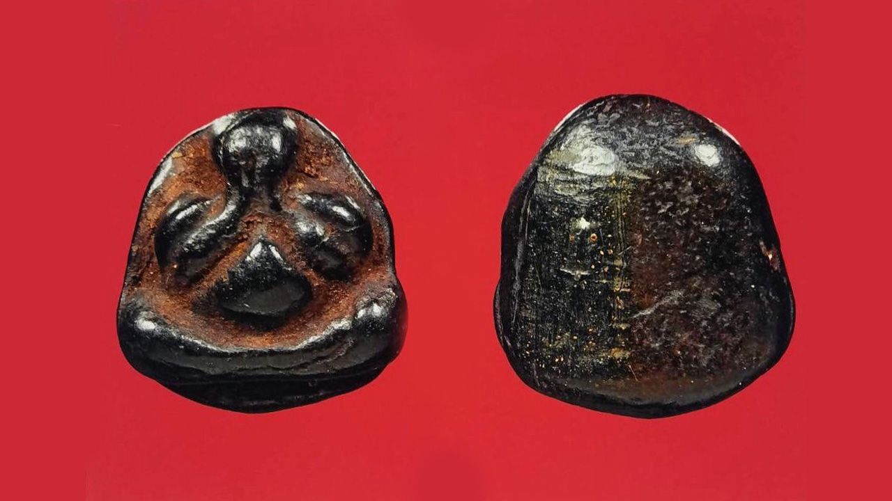 พระปิดตา เนื้อผงคลุกรักจุ่มรัก พิมพ์แข้งซ้อน(เข่าโค้ง) หลวงพ่อโต วัดเนินสุทธาวาส ของ 