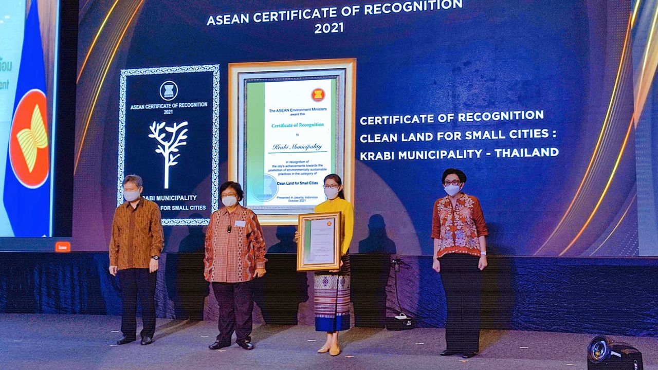 รับรางวัล อุรวดี ศรีภิรมย์ ออท. ผู้แทนไทยถาวรประจำอาเซียน เป็นผู้แทนรับมอบรางวัลและประกาศเกียรติคุณแทน 4 เทศบาลภาคใต้ ทน.ยะลา, ทน.หาดใหญ่, ทม.ทุ่งสง และ ทม.กระบี่ ที่ได้รับรางวัลสิ่งแวดล้อม ที่อินโดนีเซีย