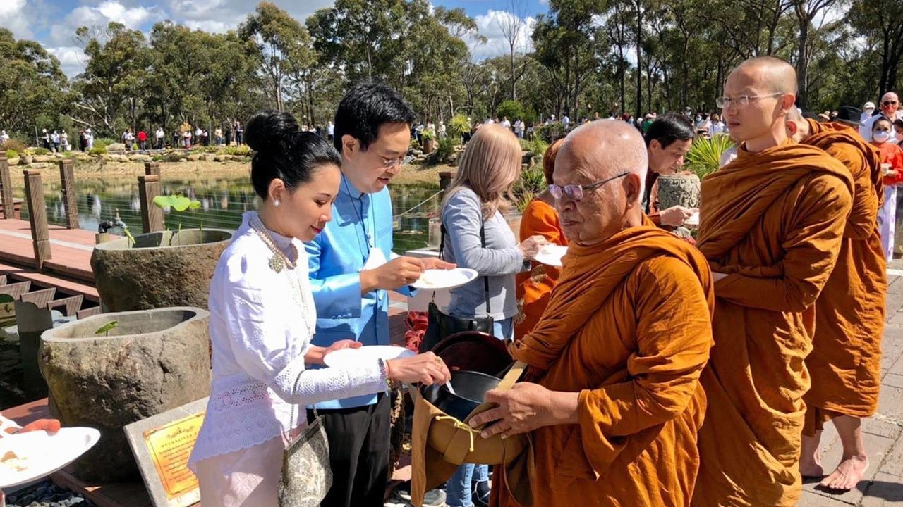 ทำบุญผ้าป่า ชาลี กาญจนกุญชร รอง กสญ. ณ นครซิดนีย์ ออสเตรเลีย ปฏิบัติราชการแทน กสญ. ร่วมพิธีทำบุญตักบาตรในพิธีทอดผ้าป่าสามัคคี ณ วัดป่าโพธิศรัทธา เมืองวิลตัน มี พระเทพลีลาภรณ์ เป็นประธานฝ่ายสงฆ์.