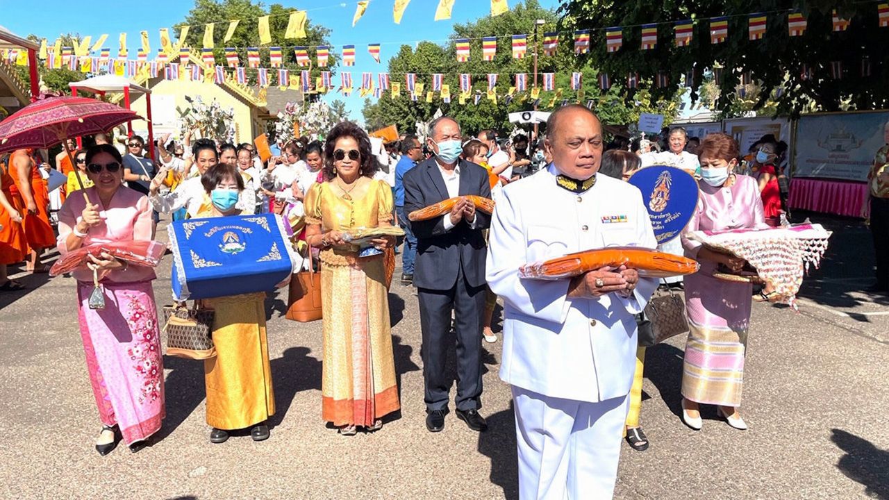 กฐินพระราชทาน สุรศักดิ์ วงศ์ข้าหลวง เป็นประธานพิธีถวายผ้าพระกฐินพระราชทาน แทน ศ.ดร.นพ.เฉลิม หาญพาณิชย์ ประธาน กก.บห.รพ.เวิลด์เมดิคอลเซ็นเตอร์ฯ และเครือ รพ.เกษมราษฎร์ ที่วัดพรหมคุณาราม รัฐอริโซนา สหรัฐฯ.