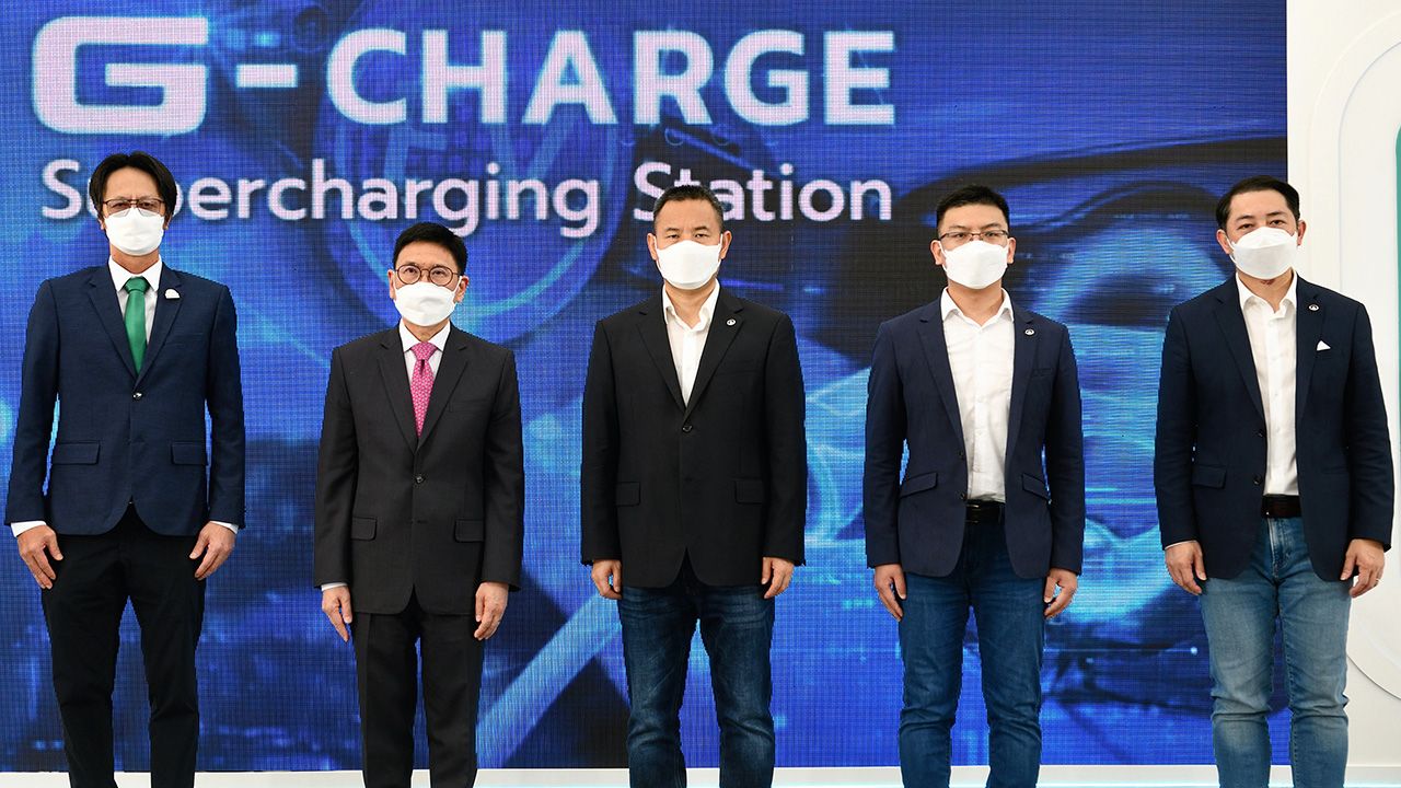 ชาร์จรถ กุลิศ สมบัติศิริ เปิด G-CHARGE Supercharging Station สถานี Fast Charge พร้อมระบบโซลาร์เซลล์ใหญ่ที่สุดในประเทศไทย ให้บริการเดือน ธ.ค.นี้ โดยมี สตีเว่น หวัง, ไมเคิล ฉง, จักรี กิจบัญชา และ ณรงค์ สีตลายน มาร่วมงานด้วย ที่สยามสแควร์ ซอย 7 วันก่อน.