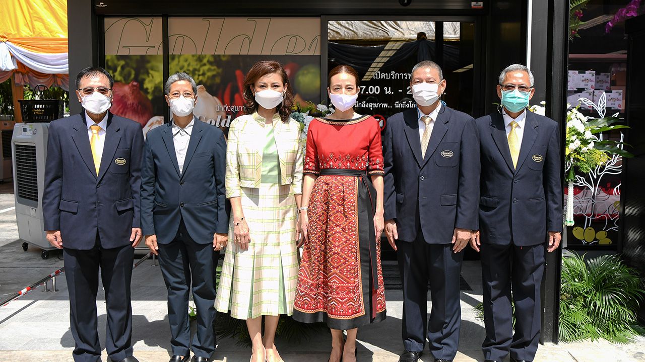 สาขาเพชรบุรี นวลพรรณ ล่ำซำ, พิพิธ พิชัยศรทัต, วิชัย ชาญสาคร, บุญชัย แสงจันทร์, เพ็ญพร จุลกะ และ ร.อ.หญิงชญาดา หนีพาล ร่วมงานเปิดร้าน “โกลเด้น เพลซ” สาขาใหม่ พร้อมสนับสนุนวิสาหกิจชุมชนจำหน่วยภายในร้าน ที่โกลเด้น เพลซ จ.เพชรบุรี วันก่อน.