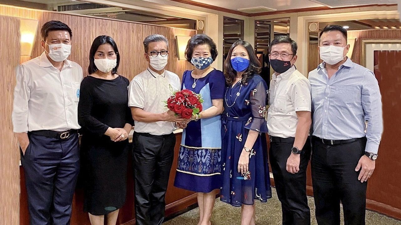 แม่ดีเด่น ดร.สมศักดิ์ ชลาชล มอบช่อดอกไม้แสดงความยินดีให้ ดร.ทิพย์วรรณ จักรเพ็ชร แม่ดีเด่นแห่งชาติ ปี 2564 โดยมี ภาณุ ศรีบุศยกาญจน์, เวคิน ดำรงรัตน์, เกื้อกาญจน์ ดีใจ และ สิริวิภา สุพรรณธเนศ มาร่วมปลื้มด้วย ที่อาคารธรรมสถาน วัดพระราม 9 วันก่อน.