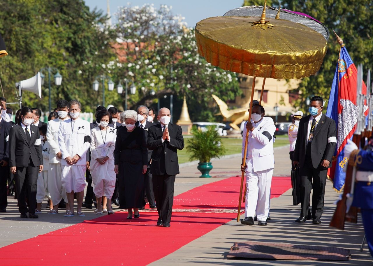 สมเด็จพระบรมนาถนโรดม สีหมุนี และพระมหาวีรกษัตรีย์ นโรดม มุนีนาถ สีหนุ พระวรราชมารดา เสด็จพระราชดำเนินมาถึงบริเวณพระราชพิธีถวายพระเพลิง สมเด็จกรมพระนโรดม รณฤทธิ์